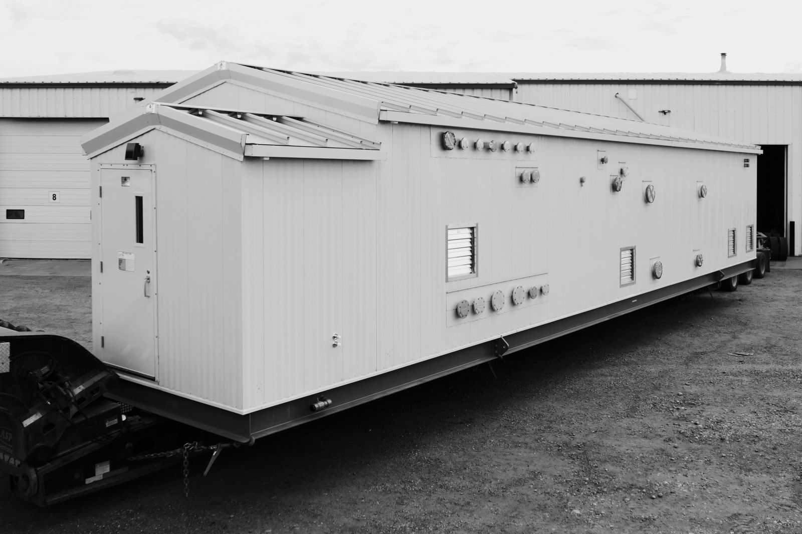 The building package leaving Ultimate Fabrication. The 15 m (150 ft) long trailer weighed 50 tons (110,000 lbs).