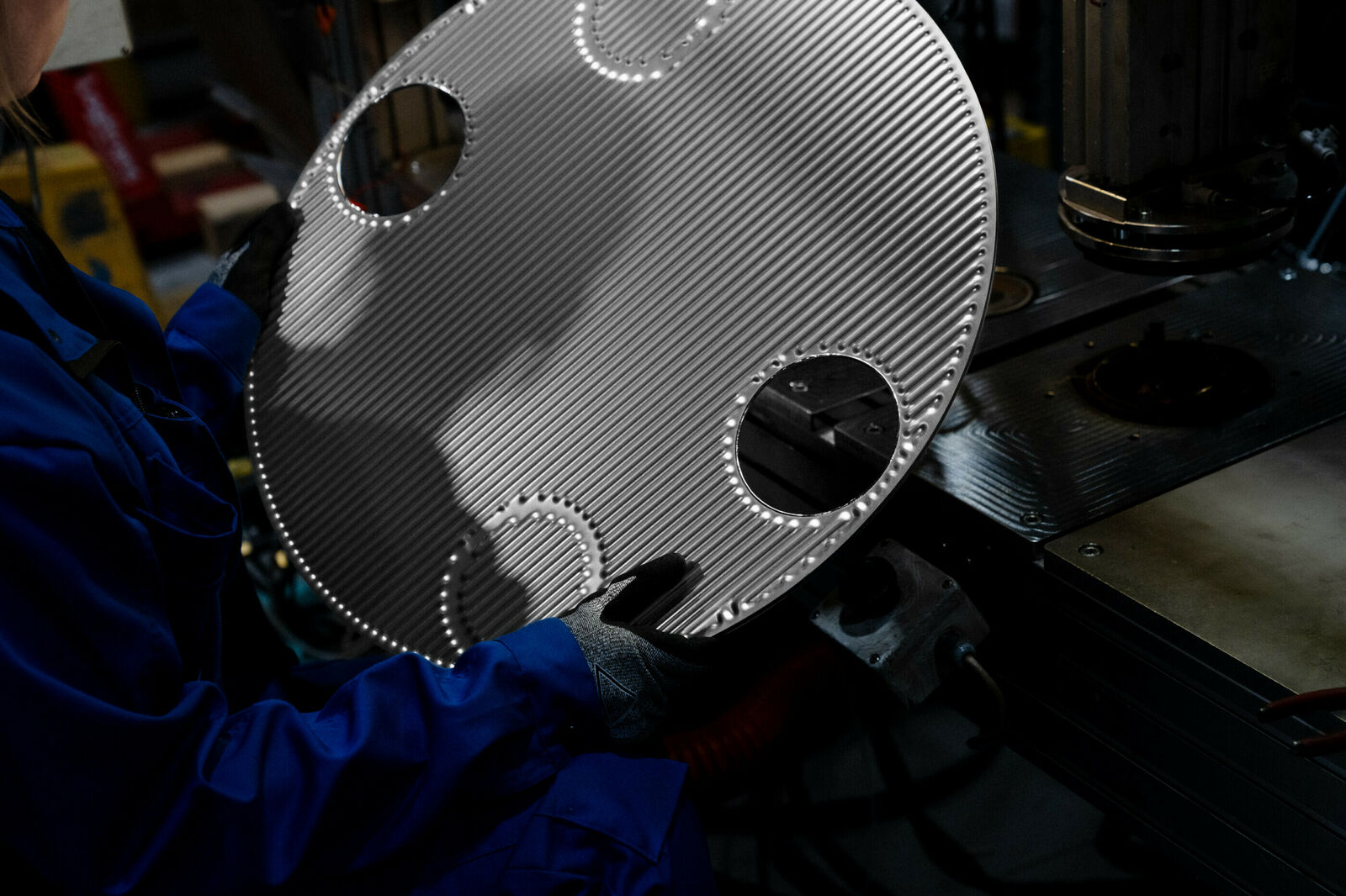 In Vahterus Plate & Shell heat exchanger solution, we place heat transfer plates inside a protective pressure vessel, using fully welded seams instead of gaskets. This fully welded solution offers users the highest operational availability and safety on the market.